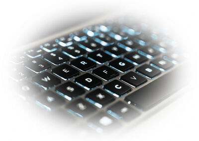 Bild einer modernen Computertastatur mit den Buchstaben QWERT - der letzte Buchstabe kann sowohl Y als auch Z sein, da er im Bild verschwimmt
